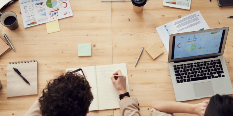 Estudiar en compañía por YouTube